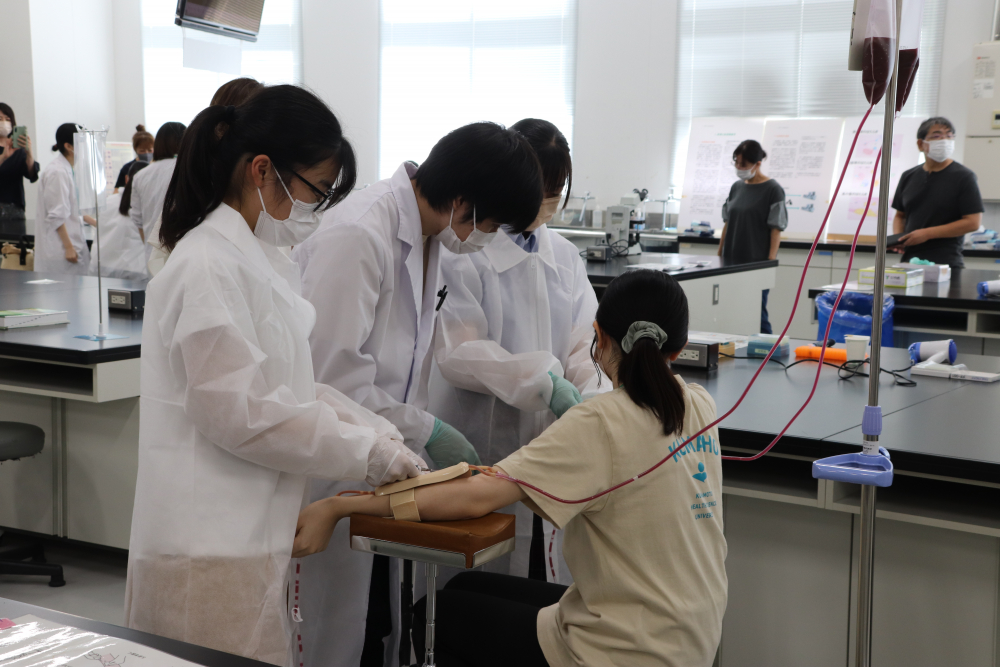 医学検査学科（模擬採血体験）